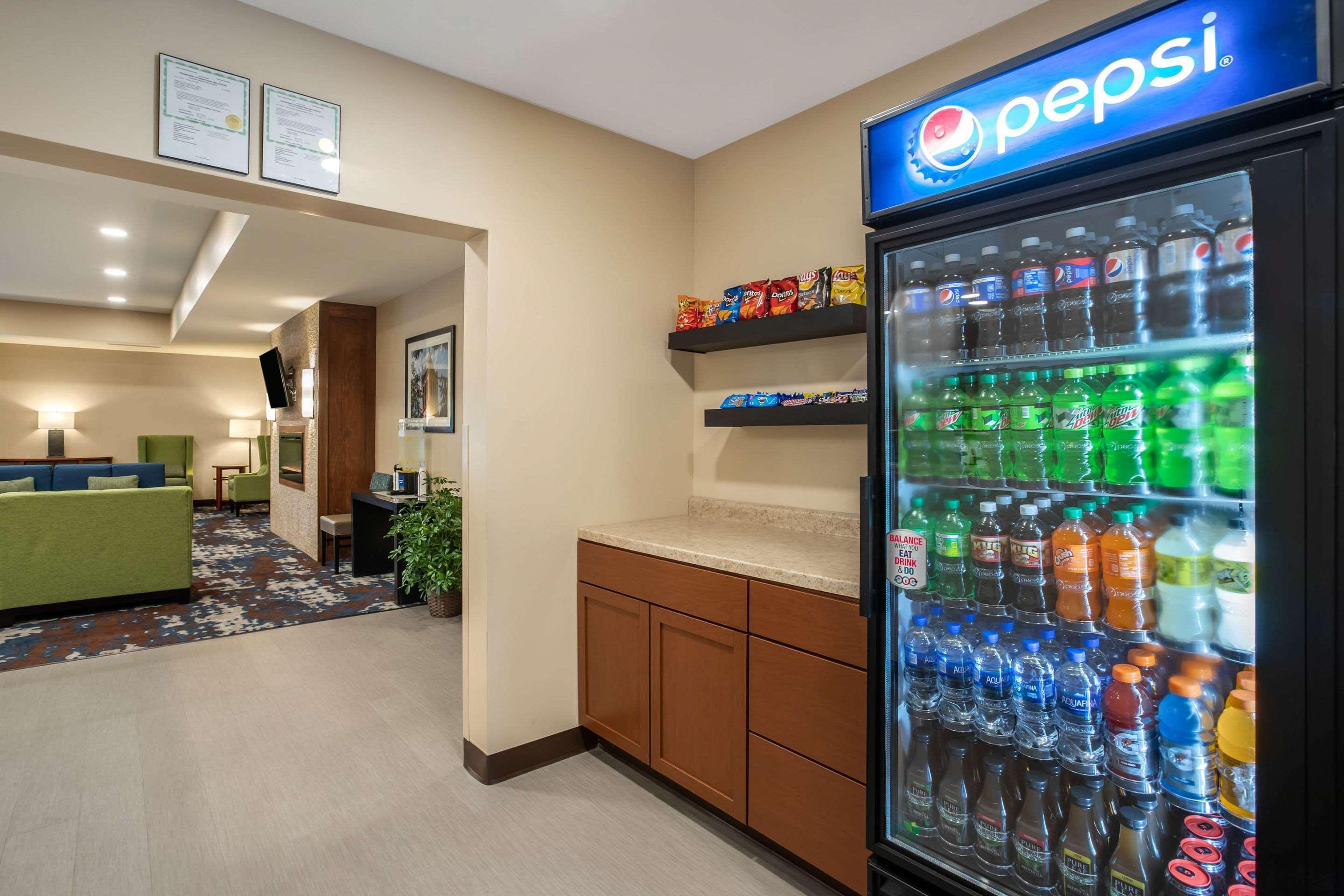 Comfort Inn & Suites Ames Near Isu Campus Екстериор снимка